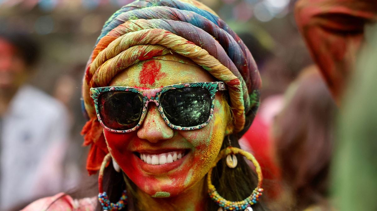 FOTO: Indové svátkem barev přivítali příchod jara